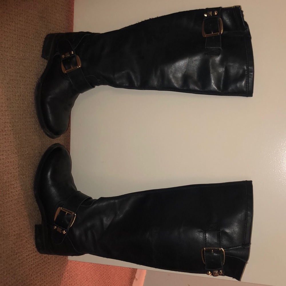 Black Steve Madden boots with good detail size 5.5